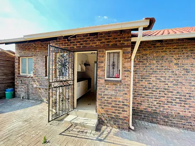 3 Bedroom Townhouse For Sale in Johannesburg - 7HXs.webp