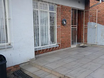 3 Bedroom Townhouse For Sale in Springs - img