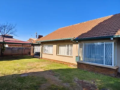 3 Bedroom House For Sale in Kempton Park - lzC5.webp