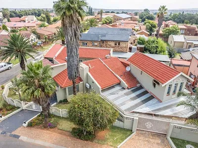 4 Bedroom House For Sale in Lenasia South, Johannesburg - mNRq.webp