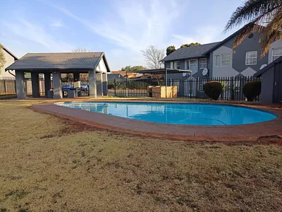 2 Bedroom Townhouse For Sale in Johannesburg - 67M9.webp