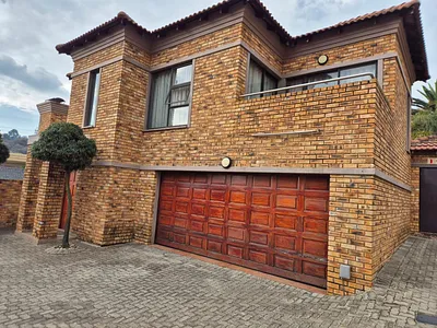3 Bedroom Townhouse To Rent in Johannesburg - xQC6.webp