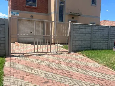 4 Bedroom Townhouse For Sale in Leopard's Rest Security Estate, Alberton - 9p2V.webp