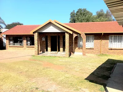 3 Bedroom House For Sale in Boksburg - qth1.webp