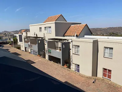 2 Bedroom Townhouse For Sale in Johannesburg - 4fTw.webp