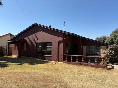5 Bedroom House For Sale in Roodepoort - ILEe.webp