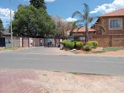 3 Bedroom Townhouse For Sale in Kempton Park - img