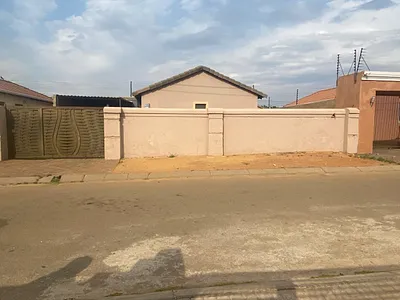 3 Bedroom House For Sale in Soweto - uxAb.webp