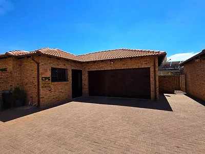 3 Bedroom Townhouse For Sale in Alberton - wq7K.webp