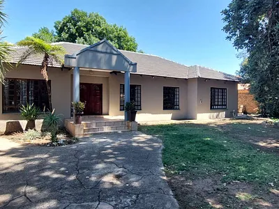 4 Bedroom House For Sale in Alberton - yd28.webp