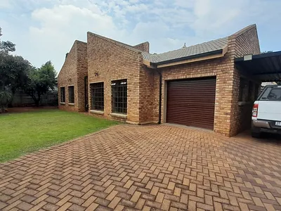 6 Bedroom House For Sale in Kempton Park - img