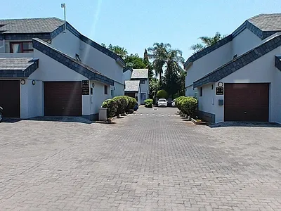 3 Bedroom Townhouse For Sale in Lakefield, Benoni - R7yK.webp
