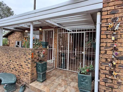 2 Bedroom Townhouse For Sale in Roodepoort - h3jR.webp