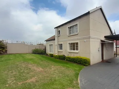 3 Bedroom Townhouse For Sale in Kempton Park - PlZt.webp