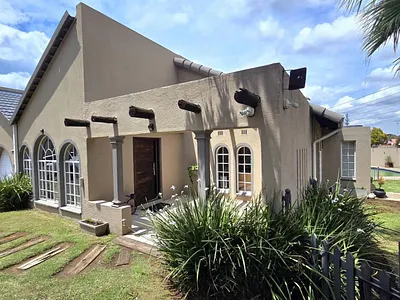 4 Bedroom House For Sale in Alberton - LGXd.webp