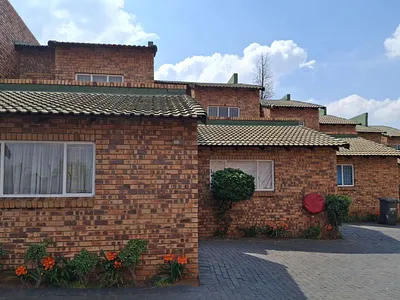 2 Bedroom Townhouse For Sale in Roodepoort - hDT0.webp