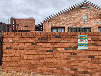 5 Bedroom House For Sale in Lenasia South, Johannesburg - 9Oyi.webp