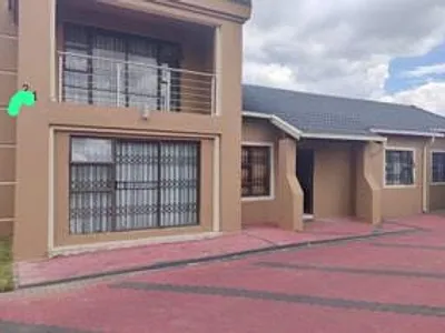 3 Bedroom House For Sale in Johannesburg - f1Ab.webp