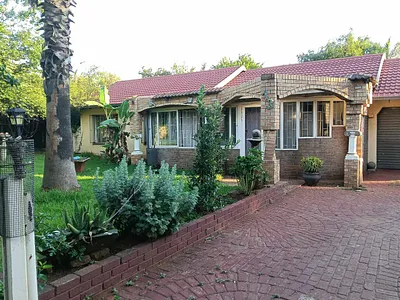 4 Bedroom House For Sale in Crystal Park, Benoni - TlUt.webp