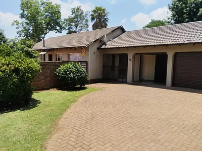 4 Bedroom House For Sale in Benoni - d6gF.webp