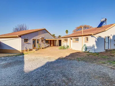 4 Bedroom House For Sale in Kempton Park - F6ew.webp