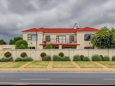 6 Bedroom House For Sale in Kempton Park - vpSa.webp