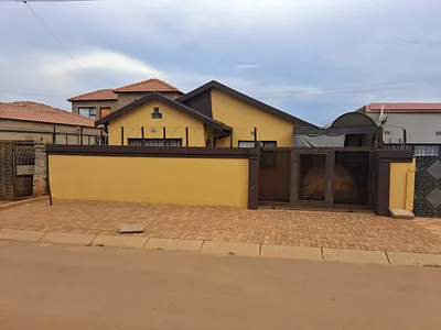 3 Bedroom House For Sale in Soweto - 6sM0.webp