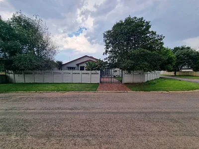 4 Bedroom House For Sale in Alberton - rzJN.webp