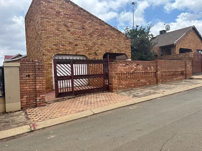 3 Bedroom House For Sale in Soweto - IuAj.webp