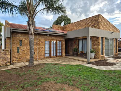 2 Bedroom Townhouse For Sale in Kempton Park - lzk8.webp
