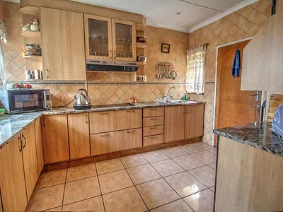 4 Bedroom House For Sale in Kempton Park - NO8G.webp