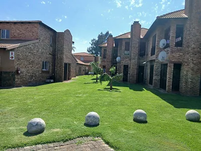 2 Bedroom Townhouse For Sale in Kempton Park - A5oU.webp