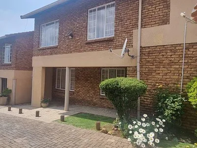 3 Bedroom Townhouse For Sale in Johannesburg - 5OiR.webp
