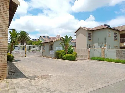 3 Bedroom Townhouse For Sale in Kempton Park - ELYy.webp