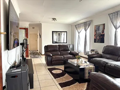 3 Bedroom House For Sale in Roseacre, Johannesburg - img