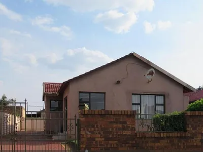 3 Bedroom House For Sale in Ennerdale, Johannesburg - 05XW.webp