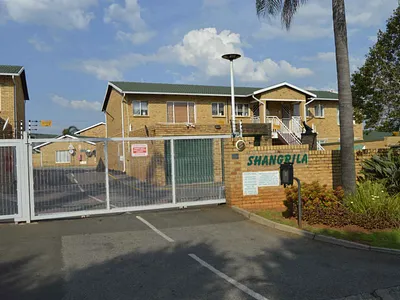 3 Bedroom Townhouse For Sale in Birchleigh, Kempton Park - EOjW.webp