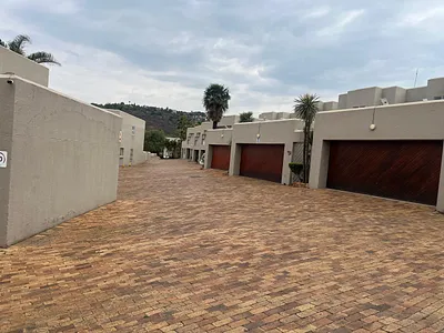 3 Bedroom Apartment For Sale in Johannesburg - 8uMt.webp