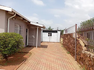 4 Bedroom House For Sale in Johannesburg - P5c8.webp