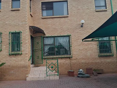 Townhouse For Sale in Johannesburg - 5Bg3.webp