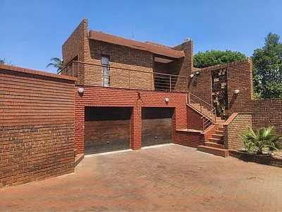 4 Bedroom House For Sale in Johannesburg - LUiL.webp