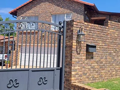 5 Bedroom House For Sale in Johannesburg - i3Jg.webp