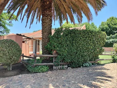 2 Bedroom Townhouse For Sale in Johannesburg - HIAo.webp