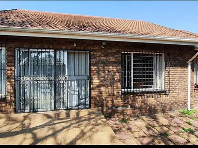 3 Bedroom House For Sale in Kempton Park - sY8U.webp