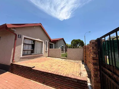 5 Bedroom House For Sale in Kempton Park - hMvw.webp