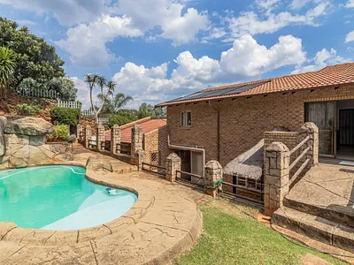 5 Bedroom House For Sale in Johannesburg - bLGl.webp