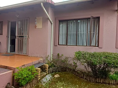 2 Bedroom Townhouse For Sale in Johannesburg - 9qb6.webp