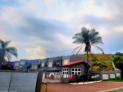 2 Bedroom Townhouse For Sale in Johannesburg - YM5j.webp