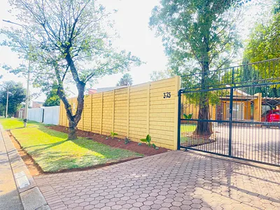 3 Bedroom House For Sale in Roodepoort - 4qFI.webp