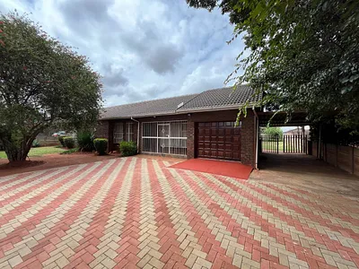 3 Bedroom House For Sale in Germiston - deUG.webp
